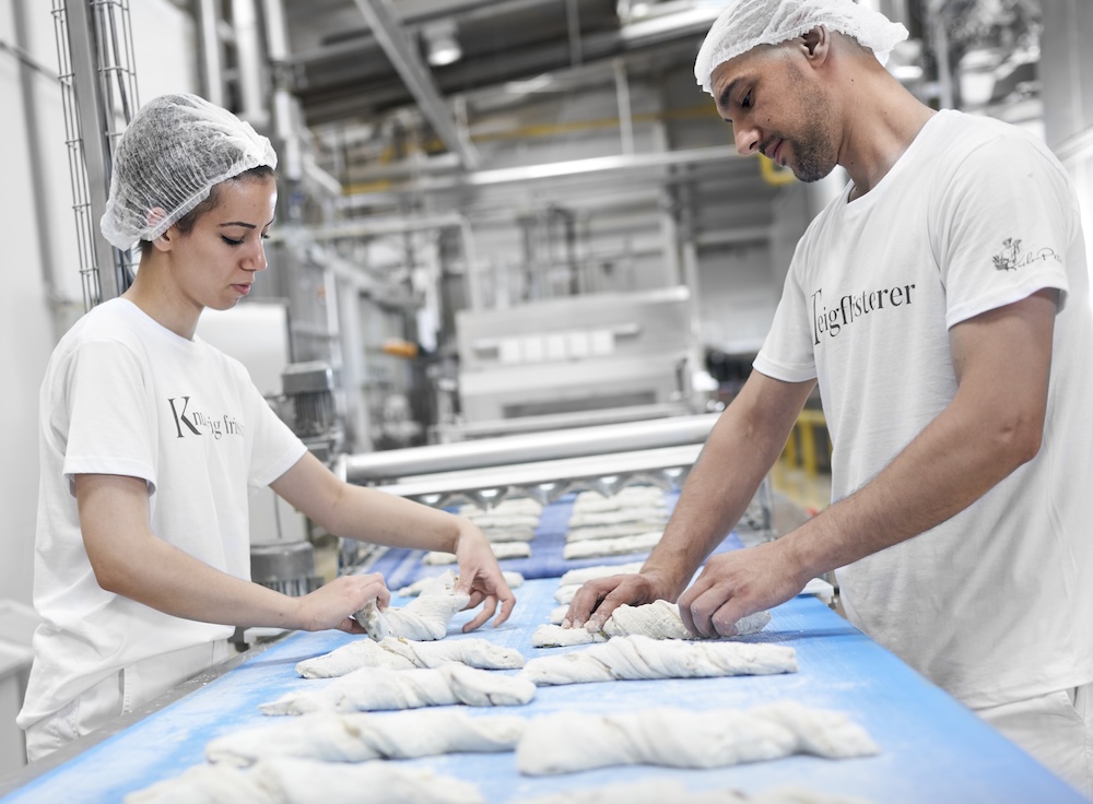 Trotz hohem Automatisierungsgrad erfolgen viele Produktionsschritte in Handarbeit.