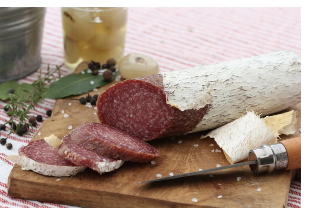 Bis zu zwölf Wochen bekommt die Haussalami Zeit, ihr volles Aroma zu entfalten und außen den typischen Edelschimmel anzusetzen.