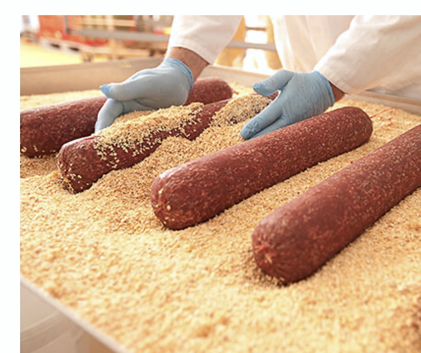 Behutsam wird die Salami händisch veredelt.