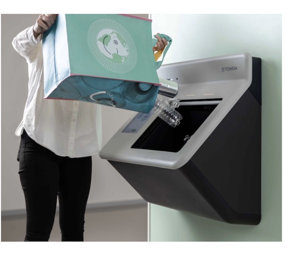 Klappe öffnen, Leergut einfüllen, schließen – der Automat übernimmt den Rest. 