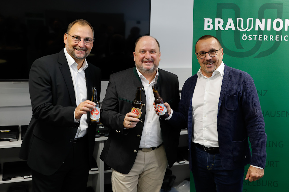 v.l.n.r.: Christian Payrhuber, Verkaufsdirektor Brau Union Österreich Region West, Bürgermeister Bernd Schützeneder, Harald Raidl, Supply Chain Director Brau Union Österreich Copyright: Cityfoto.at