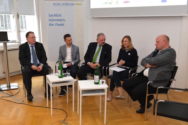 Zweite Diskussion (v.l.n.r.): Ulrich Herzog (Bundesministerium für Soziales, Gesundheit, Pflege und Konsumentenschutz), Andreas Hermann (AMA-Marketing), Moderator Oskar Wawschinek, Martina Pluda (Vier Pfoten) und Johann Schlederer (Österreichische Schweinebörse).