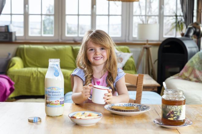 Spar Natur*pur Milch in der Mehrweg Glasflasche