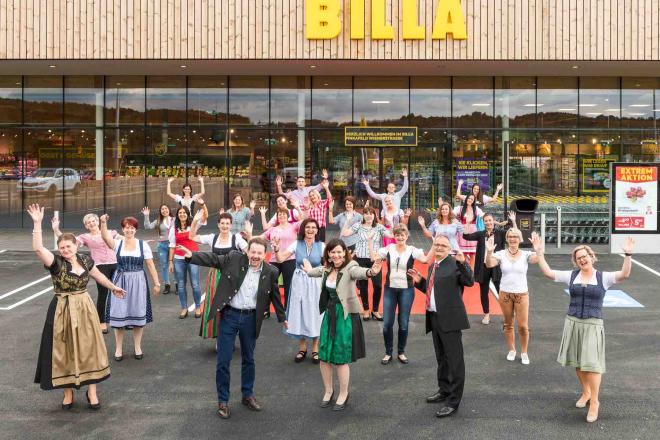 Neuer Billa in Pinkafeld: v. l. Billa Verkaufsleiterin Grace Schober, Billa Regionalmanagerin Carina Riegelbauer, Bürgermeister Kurt Maczek und Billa Marktmanager Gottfried Glatz vor dem Billa Regional Regal mit Spezialitäten aus der Region