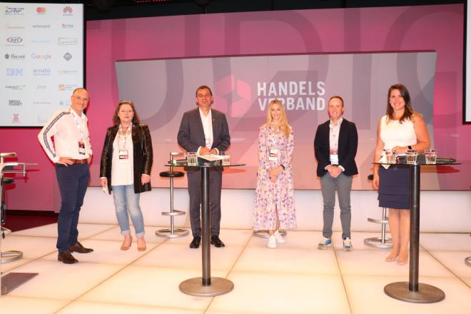 Die Diskutanten rund um die e-Commerce-Studie, v.l.: Harald Gutschi (Unito), Sonja M- Lauterbach (EPU Österreich), Peter Umundum (Post), Stephanie Reimann (Lagerhaus e Commerce), Gerald S. Eder (CRIF), Moderatorin Réka Artner.