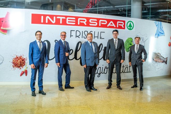 (v.l.n.r.) Interspar Österreich Geschäftsführer Mag. Markus Kaser, Regionaldirektor Stefan Pockenauer, Bürgermeister Ing. Peter Mair, Geschäftsleiter Almin Paunovic und Eigentümer der PlusCity Pasching Ernst Kirchmayr freuen sich über den neuen Interspar-Hypermarkt.