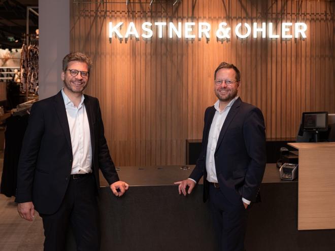 (v. l. n. r.): Martin Wäg, K&Ö Vorstandsvorsitzender und Alexander Petrskovsky, K&Ö Vorstand am neuen K & Ö-Standort im Kaufhaus Tyrol