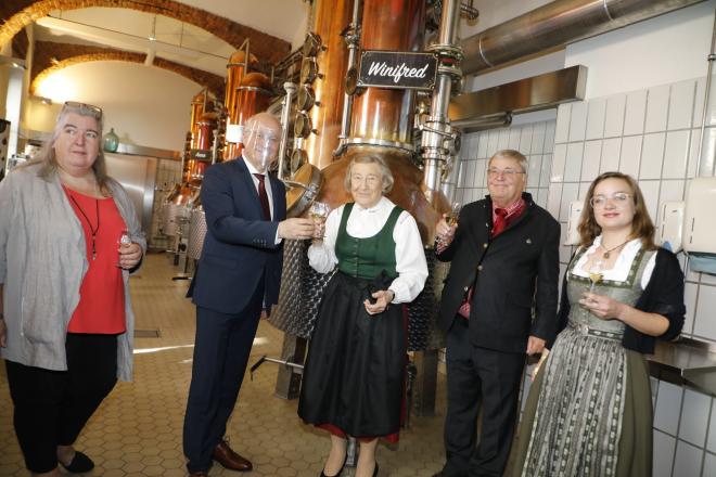 Taufe der drei Brennblasen: Anita Schubert, langjährige Mitarbeiterin der Destillerie Bauer; LR Seitinger; die 93jährige Firmenchefin Winifred Schlichte; H. W. Schlichte und Anna Neukart, Mitarbeiterin.