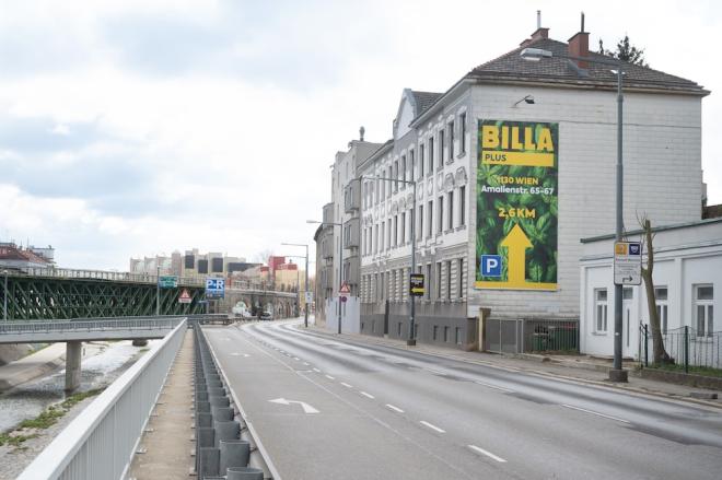 Neue Schilder führen zu den Billa Plus Märkten