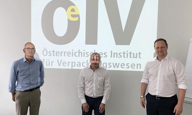 Rainer Carqueville (links) wurde von Institutsleiter Michael Auer (Mitte) zum Ehrenmitglied ernannt.