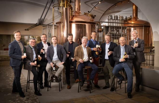 Die Mitglieder des neuen Vereins Unabhängige Privatbrauereien Österreichs, v.l.n.r. Josef C. Sigl (Trumer Privatbrauerei), Josef Rieberer (Brauerei Murau), Karl Trojan (Bierbrauerei Schrems), Hubert Stöhr (Brauerei Schloss Eggenberg), Heinz Huber (Mohrenbrauerei), Ewald Pöschko (Braucommune Freistadt), Klaus Möller (Privatbrauerei Hirt), Dr. Heinrich Dieter Kiener (Stieglbrauerei zu Salzburg), Siegfried Menz (Ottakringer Brauerei) und Karl Schwarz (Privatbrauerei Zwettl). © Anna Stöcher