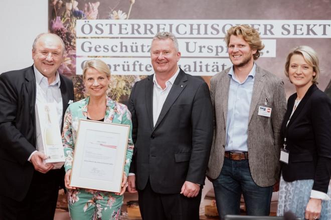 Inauguration der neuen Sektbotschafterin Kristina Sprenger (v.l.) Herbert Jagersberger, Vorsitzender Österreichisches Sektkomitee und Vorstand Sektkellerei Schlumberger; Chris Yorke, Geschäftsführer Österreich Wein Marketing; Michael Malat, Winzer und Sekthersteller; Dagmar Gross, Geschäftsführerin Österreichisches Sektkomitee.