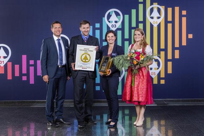 Spar-Geschäftsführerin Patrica Sepetavc (rechts) und Vertriebsleiter Einzelhandel Gernot Wieser (links) gratulieren Spar-Kauffrau Barbara Günther mit Partner Günter Berger.