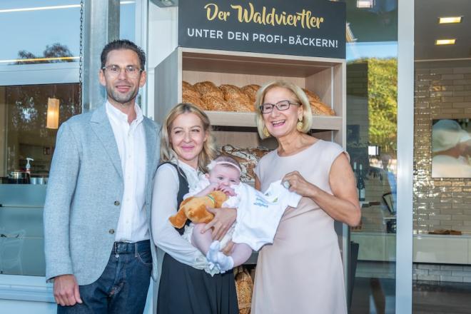 Familie Pilz mit Töchterchen Romy und LH Johanna Mikl-Leitner.