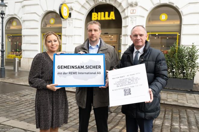 Billa setzt auf Kampagne gegen Gewalt an Frauen: v.l.n.r.: Bettina Felner, Verkaufsleiterin BIPA; Christoph Matschke, Vorstand REWE International AG; Gerhard Karner, Innenminister