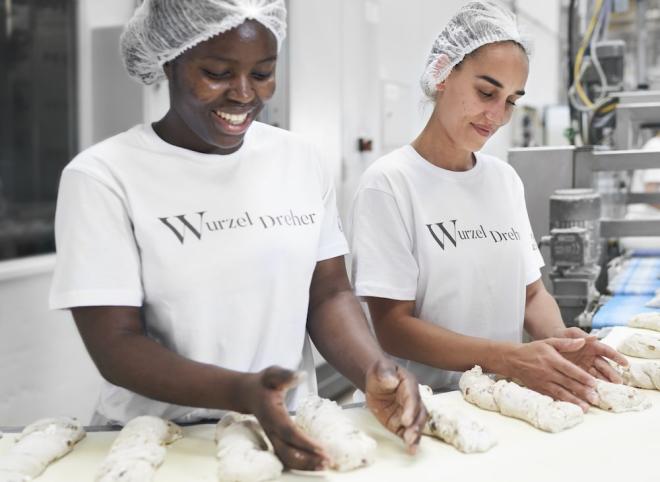 In Handarbeit werden Semmeln geschlagen, Salzstangerl gerollt und Zöpfe sowie Mohnflesserl geflochten.