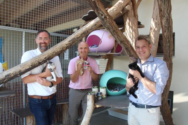 Bernd Berghofer, Geschäftsführer der Austria Pet Food ,Der Leiter des Tierschutzhauses, Wolfgang Böck und Andreas Obermayr, Geschäftsführer Austria Pet Food