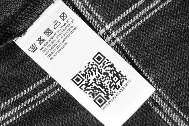 Herstellung, Nachhaltigkeit oder Pflegehinweise: Mit 2D Codes, wie beispielsweise QR Codes, können Unternehmen Informationen für Konsumenten bereitstellen.