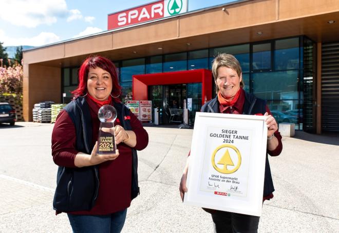 Marktleiterin Alexandra Arbeiter und ihrer Stellvertreterin Elisabeth Auer freuen sich über die "Goldene Tanne"