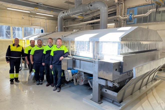 Die Verantwortlichen für die neue Schneckenpresse zur Faserschlamm Behandlung.  V.l.n.r.: Bernhard Schramböck (Process Engineer und Projektleiter der Schlammentwässerung), Christoph Gamsjäger (Manager Waste Water Treatment und Geschäftsführer Abwasserverband Oberes Piestingtal), Andreas Reiter (Waste Water Treatment Operator (Klärwärter)), Michael Gschaider (Leiter Instandhaltung Mechanik), Andreas Jägersberger (Leiter Instandhaltung Elektrik). 