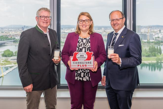 Bild von links nach rechts: Stefan Lindner, Milchbauer und bäuerlicher Vertreter im Vorstand des MVÖ, Christina Mutenthaler-Sipek, Geschäftsführerin AMA-Marketing, und Helmut Petschar, Präsident des MVÖ, betonten den Wert des AMA-Gütesiegel „Tierhaltung plus“ für die gesamte Wertschöpfungskette (Credit: AMA-Marketing/Thomas Meyer)