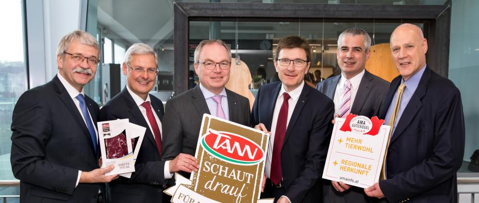 Spar Vorstand und Interessensvertreter präsentieren Schaut drauf