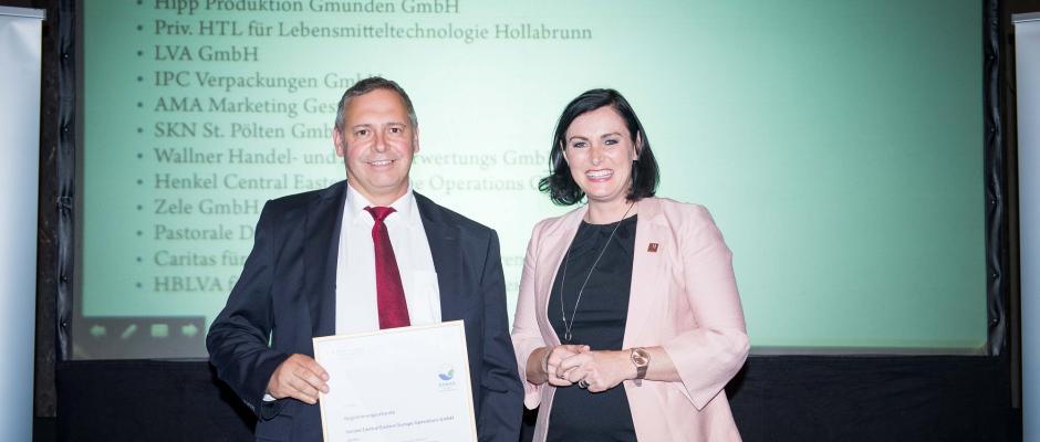 Fuhrmann und Köstinger bei der Auszeichnung zur Zertifizierung