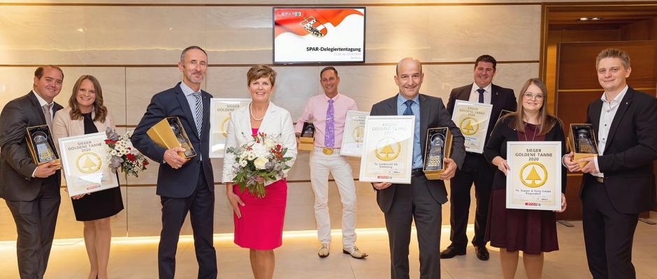 Gewinner der „Goldenen Tanne 2020“ v.l.n.r.: Bernd Stromberger mit Frau Regine (Spar-Kaufleute aus Gurk, Kärnten), Hubert und Brigitte Strasser (Spar-Kaufleute aus Hardkirchen, Oberösterreich), Daniel Zirovnik (Spar-Kaufmann aus Hard, Vorarlberg), Marktleiter Josef Pehab (Gröbming, Steiermark), Dir. Heimo Prodinger (Geschäftsführer Wirtschaftsverein Tamsweg, Tamsweg, Salzburg), Christiane Holly und Rafael Supper (Spar-Kaufleute aus Siegendorf, Niederösterreich).