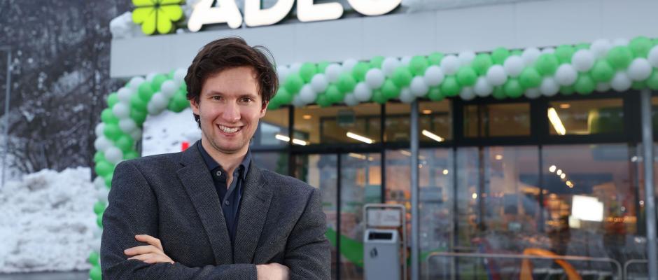 ADEG Kaufmann Thomas Alexejew vor seinem Markt in Flattach