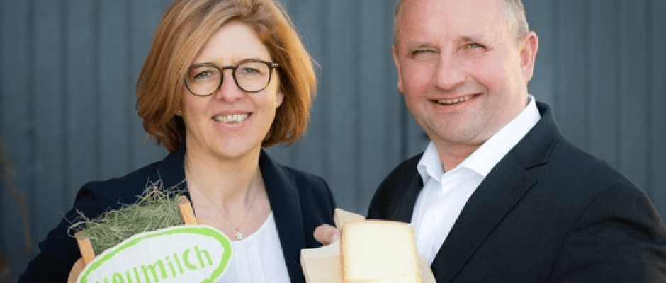 Christiane Mösl, Geschäftsführerin der ARGE Heumilch, und Obmann Karl Neuhofer präsentieren eine erfreuliche Bilanz für 2020.