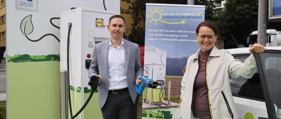 Alessandro Wolf (Vorsitzender der Geschäftsleitung von Lidl Österreich) präsentierte Stadträtin Martina Berthold die E-Tankstelle in der Robinigstraße in Salzburg.