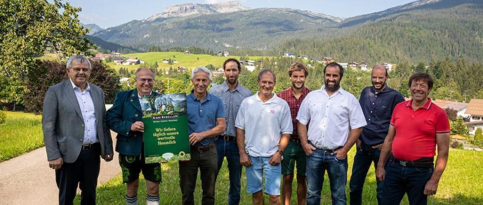 Die ARGE Heumilch erhält Zuwachs – 12 Milchbauern aus dem Kleinwalsertal liefern ab sofort an die Käserebellen. Im Bild (v.li.n.re.): Andi Haid – Bürgermeister Riezlern, Sepp Krönauer – Inhaber und Geschäftsführer der Käserebellen, Reinhard Fink – Obmann der Molkereigenossenschaft Kleinwalsertal, Tobias Moosbrugger – Aufsichtsratsvorsitzender der Molkereigenossenschaft Kleinwalsertal, Oliver Rinner – stellvertretender Aufsichtsratsvorsitzender, Daniel Dodier – Vorstand, Rudolf Hilbrand – Vorstand, Othmar He