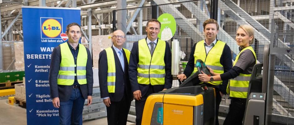 Lidl Logistikzentrum Großebersdorf: v.l.: Alessandro Wolf (Vorsitzender der Geschäftsleitung Lidl Österreich), KR Herbert Gschwindl (Bürgermeister Großebersdorf), Landesrat Mag. Jochen Danninger, Michael Bogner (Geschäftsführer Logistikzentrum Großebersdorf), Jana (Kommissioniererin bei Lidl Österreich)