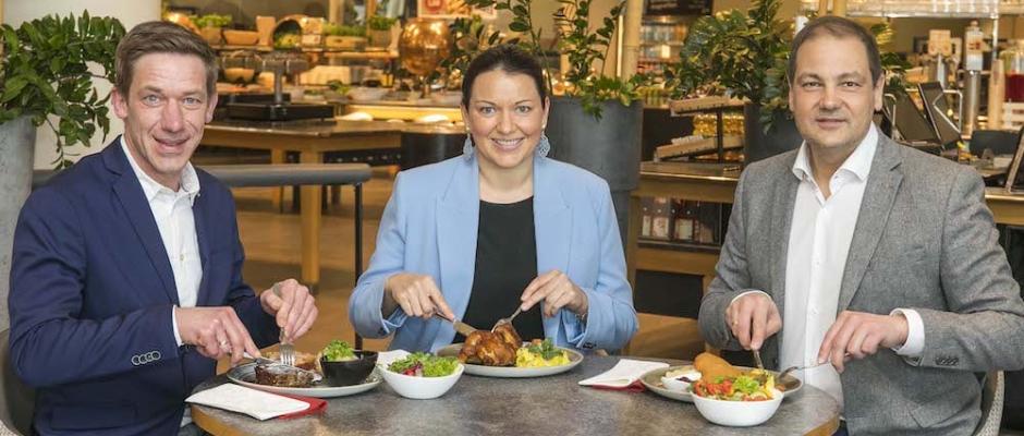 Interspar-Gastronomieleiter Bernhard Kern, Interspar Geschäftsführer-Stellvertreterin Mag. Michaela Kaspar sowie Interspar Österreich Geschäftsführer Mag. Johannes Holzleitner (v.l.n.r.) verkünden: Ab Anfang Mai setzt Inetrspar als einer der größten Systemgastronomen Österreichs bei den Zutaten Fleisch, Milch und Eier auf 100 % österreichische Herkunft. 