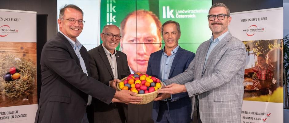 AMA Gütesiegel auch für Ostereier (v.l.n.r): Martin Greßl, Leiter des Qualitätsmanagements der AMA-Marketing, Franz Kirchweger, Obmann der Erzeugergemeinschaft Frischei. Josef Moosbrugger, Präsident der Landwirtschaftskammer Österreich (am Bildschirm), Benjamin Guggenberger, EZG-Frischei, Geschäftsführer, Michael Wurzer, ZAG Geschäftsführer.