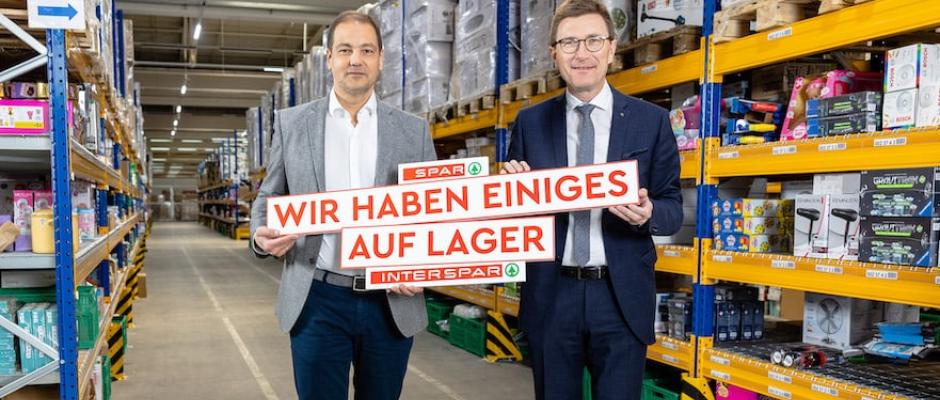 Interspar Lager Loosdorf: Interspar Österreich Geschäftsführer Mag. Johannes Holzleitner (li.) und Geschäftsführer der Spar-Zentrale St. Pölten Alois Huber (re.) freuen sich über die erweiterten Lagerflächen in Loosdorf.