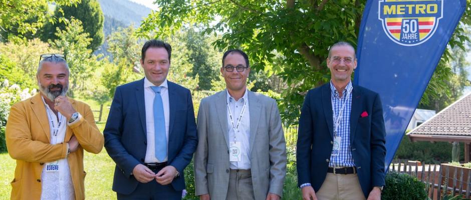 In der Diskussion mit Metro Österreich CEO Xavier Plotitza (2.v.re.), Thomas Rudelt, Mitglied der Geschäftsführung und Direktor Einkauf & Supply Chain, Landwirtschaftsminister Norbert Totschnig (2.v.li.) und Günther Reifer, Gründer und CEO „terra institute“.