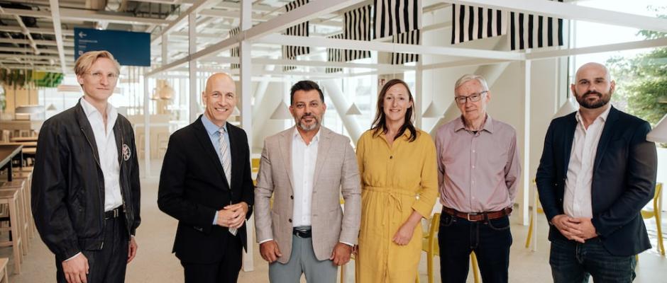 Ikea feiert 45 Jahre in Österreich (v.l.):. Gabriel Roland (Direktor der Vienna Design Week), Bundesminister Martin Kocher, Alpaslan Deliloglu (CEO & Chief Sustainability Officer IKEA Österreich), Nicole Reitinger (Country Business Development & Transformation Manager IKEA Österreich), Heinz Alt (IKEA Mitarbeiter der ersten Stunde), Uwe Blümel (PR Leader IKEA Österreich)