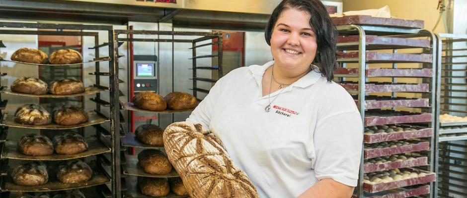 Monika Bernhofer ist Bäckermeisterin, Konditormeisterin sowie Diplom-Patissière und leitet die INTERSPAR-Bäckerei in Salzburg mit 10 Mitarbeitenden, davon ein Lehrling. 