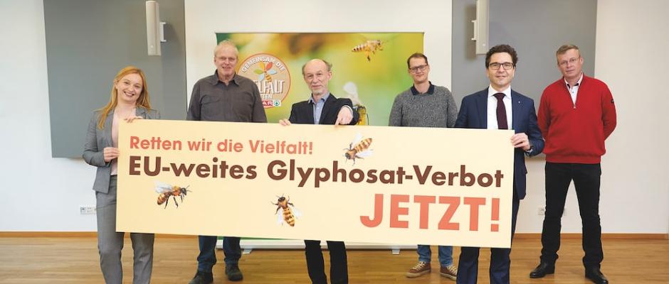 Nein zu Glyphosat-Verlängerung: (v.l.n.r.) Geschäftsführerin Frutura Obst und Gemüse, Mag. (FH) Katrin Hohensinner-Häupl, Geschäftsführer Greenpeace Zentral- und Osteuropa Mag. Alexander Egit, Stv.-Geschäftsführer Verein Arche Noah DI Bernd Kajtna, Spitzenforscher für Bienengesundheit an der Universität Graz Mag. Dr. Robert Brodschneider, Spar-Vorstand Mag. Markus Kaser und Präsident des Österreichischen Erwerbsimkerbundes und Obmann von Biene Österreich DI Dr. Stefan Mandl.