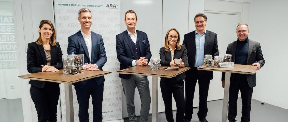 Rohstoffe aus Kaffeekapseln: Manuela Schneider (Leiterin Corporate Responsibility, Tchibo Österreich), Erik Hofstädter (Geschäftsführer Tchibo Österreich) Harald Hauke (ARA Vorstandssprecher), Marianne Neumüller-Klapper (Operations & Sustainability Director, Nespresso Österreich), Alessandro Piccinini (Geschäftsführer Nespresso Österreich), Alexander Petutschnigg (Departmentleiter Green Engineering and Circular Design, Campus Kuchl).