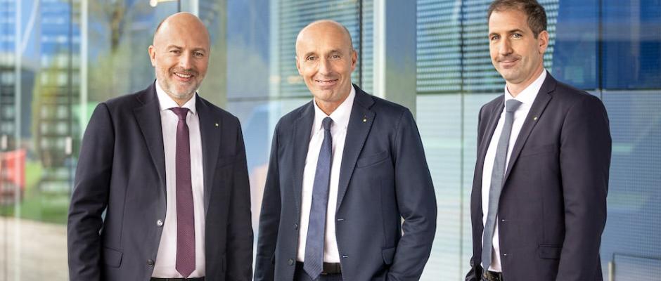 Mit 1. Jänner 2023 ordnet der österreichische Spar-Konzern die Geschäftsführung seiner internationalen Shopping-Center-Sparte SES neu: Der bisherige COO Mag. Christoph Andexlinger (51) (links) übernimmt den Vorsitz der Geschäftsführung. Ihm zur Seite stehen Dr. Johannes Köth (43) (rechts) sowie Alexander Eck (55) (Mitte), der neu in die Geschäftsführung berufen wird.