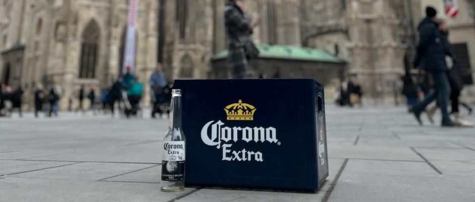 Seit Jänner 2023 wird Corona-Bier in Österreich nur mehr in Pfandflaschen ausgeliefert.