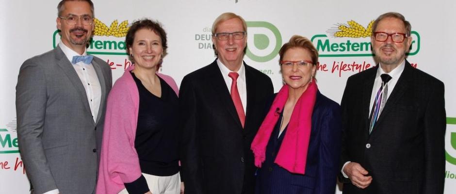 v.l.n.r.: Kim Folmeg, Geschäftsführung für den Bereich Produktion, Technik, QS und Einkauf, Marta Glowacka,  Geschäftsführung für den kaufmännischen Bereich, IT, Personal, Finance und Controlling,  Albert Detmers, geschäftsführender Gesellschafter, Prof. Dr. Ulrike Detmers, geschäftsführende Gesellschafterin,  Vorsitzende und Sprecherin der Geschäftsführung Mestemacher Management GmbH, Geschäftsführung Marketing,  Nachhaltigkeit und Umwelt sowie Fritz Detmers, geschäftsführender Gesellschafter, auf der Jahr