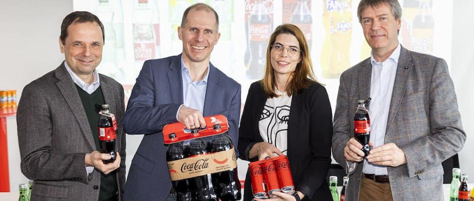 Verpackungsinnovationen von Coca-Cola Österreich (v.l.n.r.): Philipp Bodzenta (Coca-Cola Österreich), Herbert Bauer (Coca-Cola HBC Österreich), Katharina Rößl (Coca-Cola Österreich), Christian Strasser ( PET to PET Recycling GmbH).