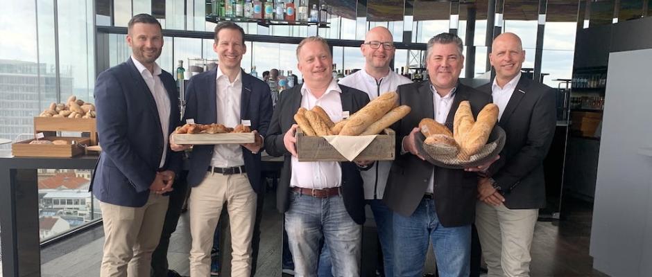 Robert Maaßen (re.), Country Commercial Manager & Branch Manager bei Vandemoortele für die DACH-Region, mit seinem motivierten Österreich-Team.