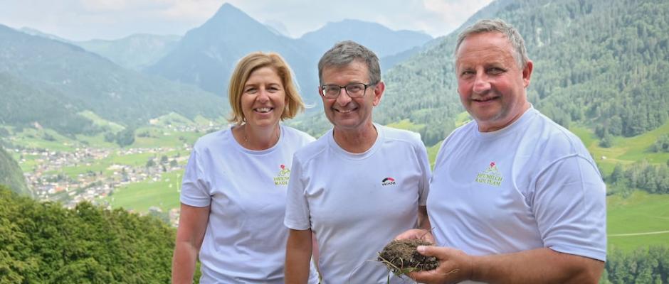 Dr. Andreas Bohner/Umweltökologe an der HBLFA Raumberg-Gumpenstein (Bildmitte) klärte im Rahmen einer E-Bike-Pressereise der ARGE Heumilch in den Bregenzerwald über die Beschaffenheit von Böden, die Bewirtschaftung von Dauergrünland und die daraus resultierenden Vorteile für Umwelt und Artenvielfalt auf. Im Bild (v.l.n.r.): Christiane Mösl/Geschäftsführerin der ARGE Heumilch, Andreas Bohner/HBLFA Raumberg-Gumpenstein, Karl Neuhofer/Obmann der ARGE Heumilch
