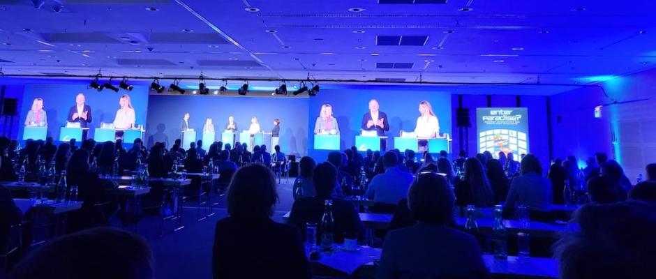 ECR Tag 2023. Podiusmdiskussion mit Armin Wolf als Moderator, Martina Dutzler (MPreis), Erich Szuchy (Billa AG), Nadine Küster (Danone Dach) und Astrid Teckentrup (P&G Dach).