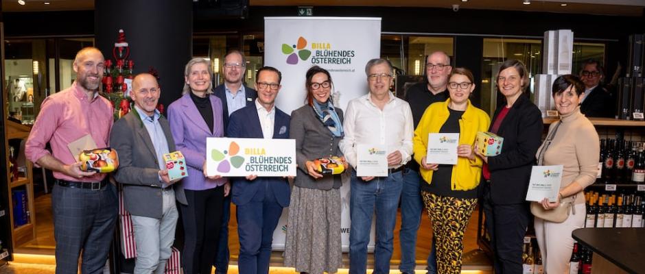 Foto v.l.n.r.: Ronald Würflinger (Generalsekretär Blühendes Österreich), Martin Pfeiffer (Geschäftsführer der OPST Obst Partner Steiermark GmbH), Tanja Dietrich-Hübner (Leiterin Nachhaltigkeit REWE International & Vorständin Blühendes Österreich), Gábor Wichmann (Geschäftsführer BirdLife Österreich & Vorstand Blühendes Österreich), Robert Nagele (Vorstand BILLA AG & Vorstand Blühendes Österreich), Kathrin Succow (Vorsitzende Stiftungsrat Michael Succow Stiftung), Peter Huemer (Tiroler Landesmuseen - Kustos 