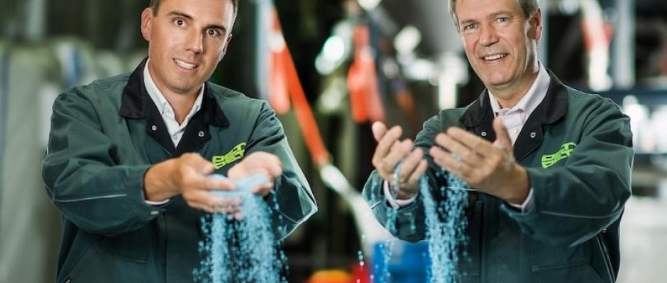 Die Geschäftsführung Thomas Billes und Christian Strasser freuen sich über die Recycling-Menge von 32.283 t PET-Material im Jahr 2023. 